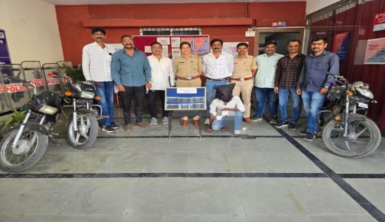 पुणे पोलिसांची जबरदस्त कारवाई! सराईत चोरटा ‘बाळू’ जेरबंद; २ बाईक आणि १० मोबाईलसह ₹ १.८० लाखाचा मुद्देमाल हस्तगत