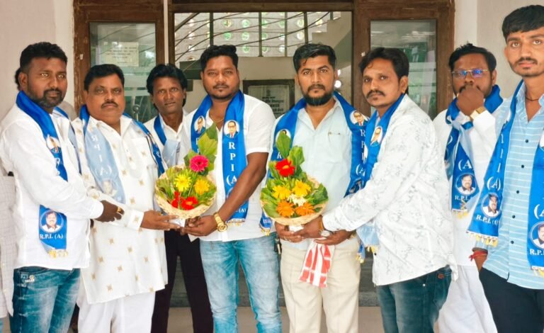 रिपब्लिकन पार्टी ऑफ इंडियाच्या (ए) उत्तर महाराष्ट्र विभागीय बैठकीत प्रस्थापितांच्या राजकीय अन्यायावर प्रहार; शशिकांत दारोळे यांनी फुंकले संघर्षाचे रणशिंग 'आरपीआय उत्तर महाराष्ट्र विभागीय बैठक