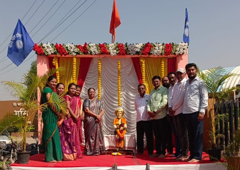 **ढोलेवाडी येथे क्रांतीसूर्य महात्मा फुले जयंती उत्साहात संपन्न!** क्रांतीज्योती महात्मा ज्योतिबा फुले जयंती ढोलेवाडी रमाआई महिला प्रतिष्ठान