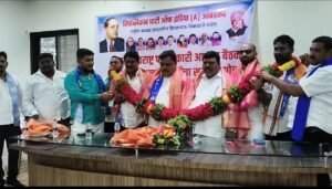 संगमनेर येथे आरपीआय (A) आंबेडकर पक्षाच्या उत्तर महाराष्ट्र आढावा बैठकीत मान्यवरांचा सत्कार सोहळा