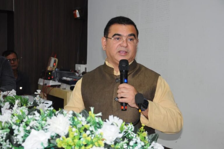 डिजिटल युगातील बदलांशी शिक्षकांनी अद्ययावत राहावे – पालकमंत्री जयकुमार रावल पालकमंत्री जयकुमार रावल डिजिटल शिक्षण व आधुनिक तंत्रज्ञानाबाबत मार्गदर्शन करताना