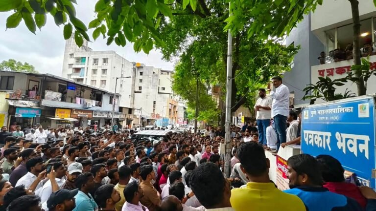 MPSC पेपरफुटीप्रकरणी पुण्यात ७ सप्टेंबरला विद्यार्थी-शिक्षकांचा विराट आक्रोश मोर्चा MPSC आक्रोश मोर्चाच्या पार्श्वभूमीवर पुण्यात जमलेले विद्यार्थी आणि शिक्षक