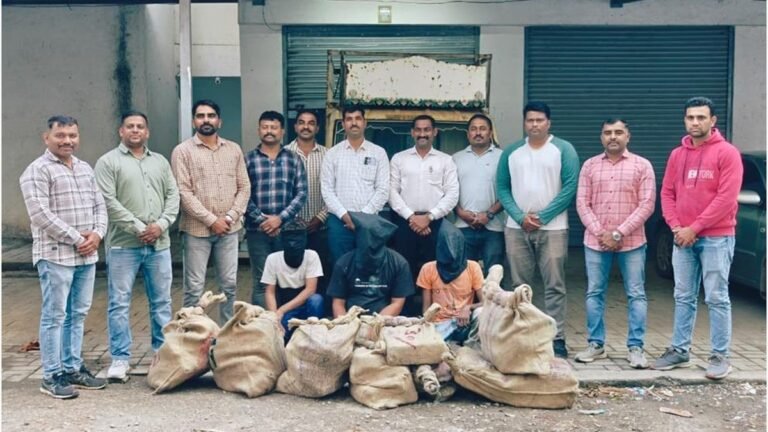 डीपी चोरणाऱ्या आंतरराज्यीय टोळीचा पुणे पोलिसांकडून पर्दाफाश; तिघांना अटक, ₹१२.७३ लाखांचा मुद्देमाल जप्त पुणे गुन्हे शाखा युनिट ७ च्या डीपी चोरी कारवाईतील आरोपी आणि जप्त मुद्देमाल