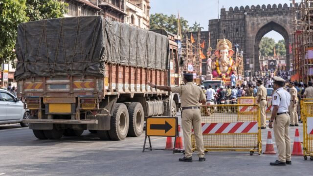 मध्य पुण्यात अवजड वाहनांना प्रवेशबंदी दर्शविणारे वाहतूक नियंत्रण