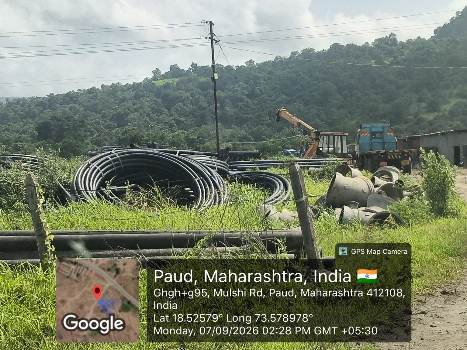 पौड परिसरातील HDPE पाइप, fittings व साहित्याची उघड्यावर साठवणूक.