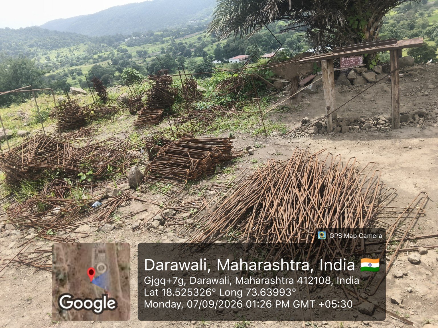 दारवली येथे उघड्यावर पडलेले गंजलेले reinforcement / लोखंडी साहित्य.
