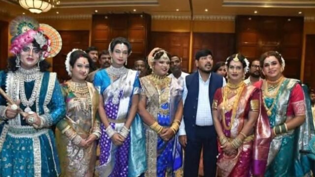 पुरस्कार सोहळ्यात रामदास आठवले यांच्यासह उपस्थित प्रतिनिधींचे समूह छायाचित्र