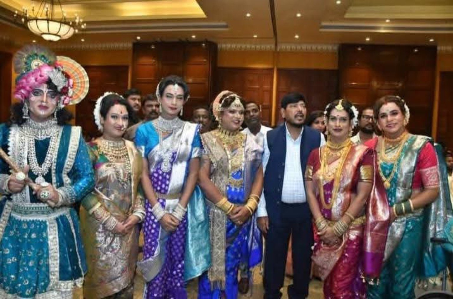 पुरस्कार सोहळ्यात रामदास आठवले यांच्यासह उपस्थित प्रतिनिधींचे समूह छायाचित्र
