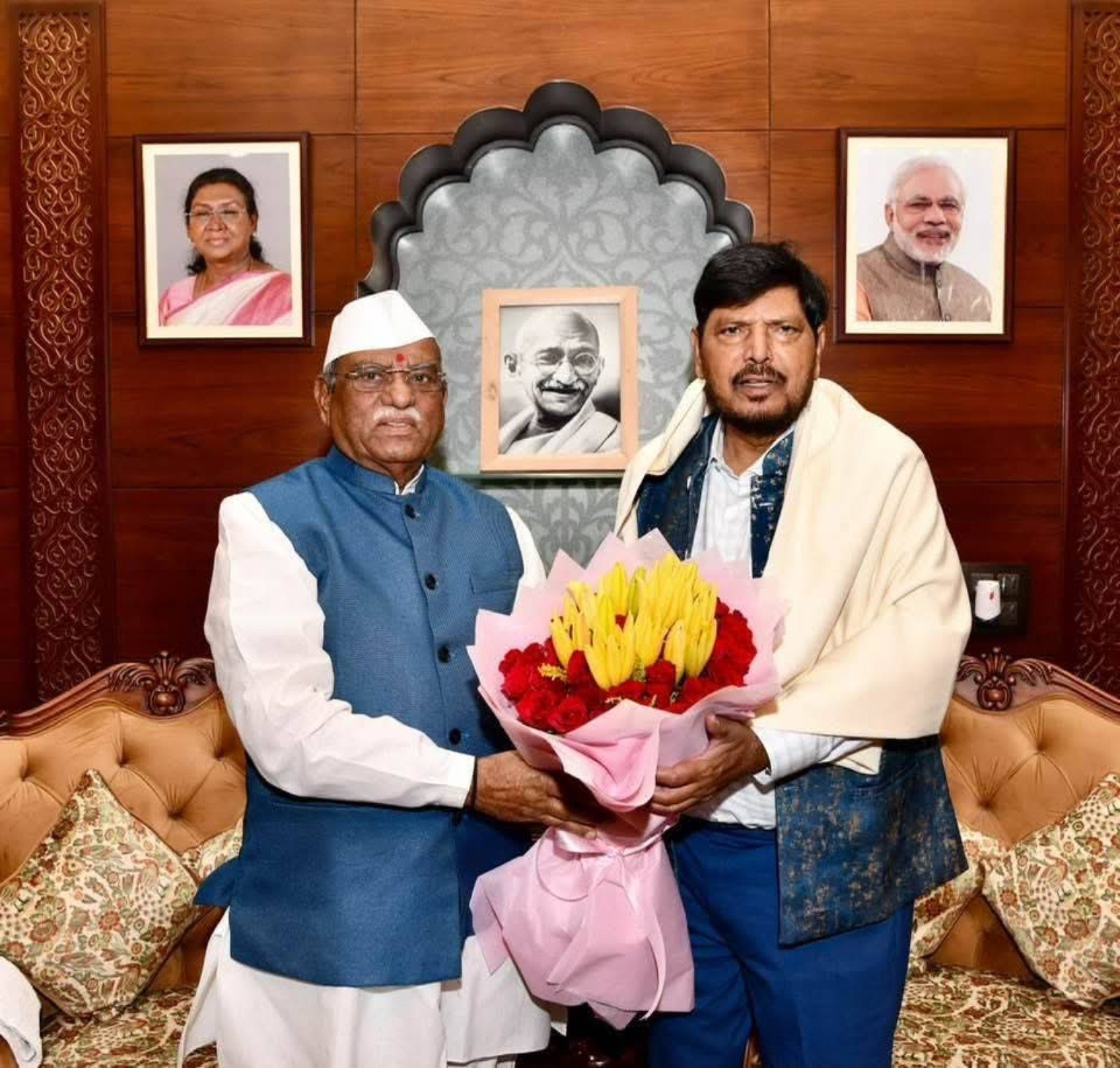 जयपूर येथे हरिभाऊ बागडे व रामदास आठवले यांच्या सदिच्छा भेटीतील पुष्पगुच्छ देतानाचे छायाचित्र