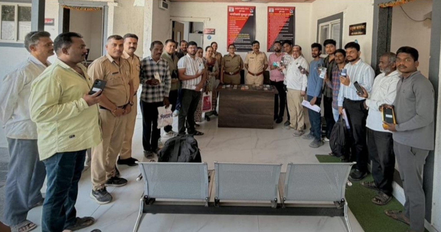 वाघोली पोलीस ठाण्यात गहाळ मोबाईल परत मिळालेले नागरिक आणि पोलीस अधिकारी