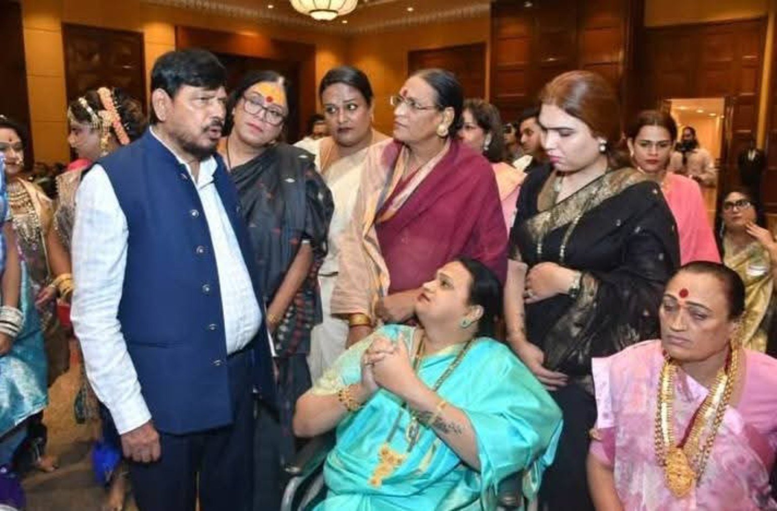 मुंबईतील पुरस्कार सोहळ्यात उपस्थितांशी संवाद साधताना रामदास आठवले