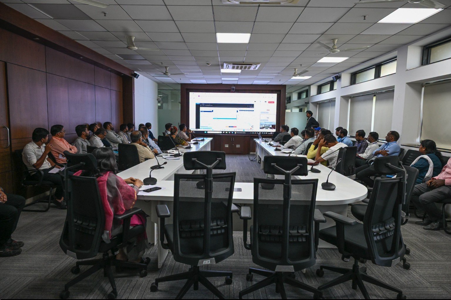 PMRDA Q-Pad ॲप व GIS पोर्टलच्या वापराबाबत स्क्रीनवर प्रात्यक्षिक