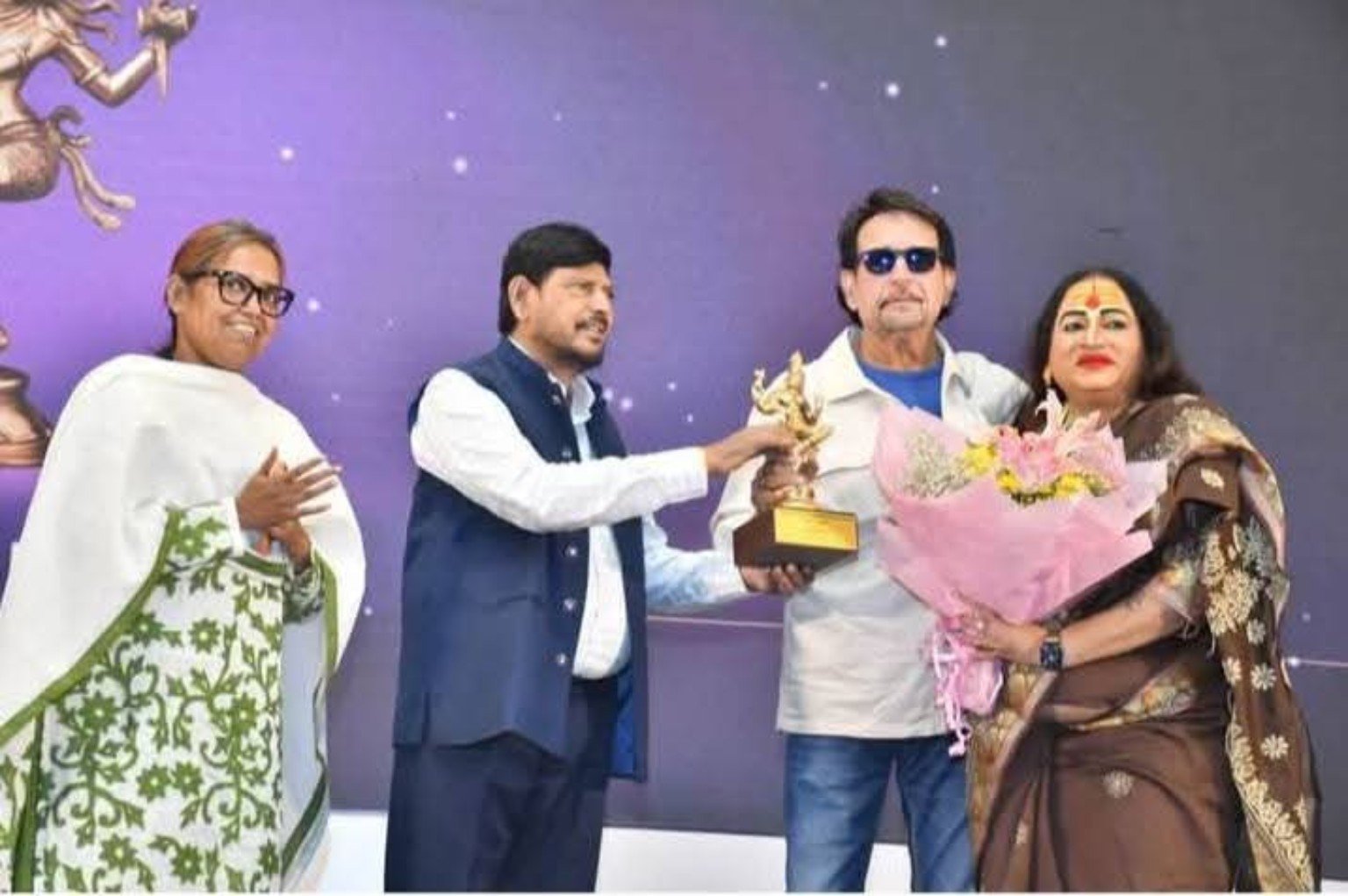 पुरस्कार प्रदान करताना रामदास आठवले आणि उपस्थित मान्यवर